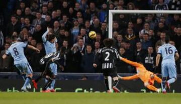 Nasri ya sacó el remate para el 2-0 del City.