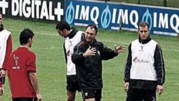 <b>MODIFICACI?N EN LA PLANTILLA. </b>Luis Prieto y Tiko est¨¢n entre los prescindibles para Caparr¨®s, mientras que V¨¦lez volver¨¢ del H¨¦rcules.