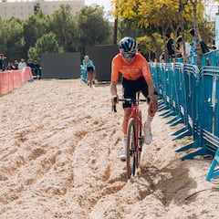 Pidcock y Felipe Orts dan la cara ante Van der Poel y Van Aert