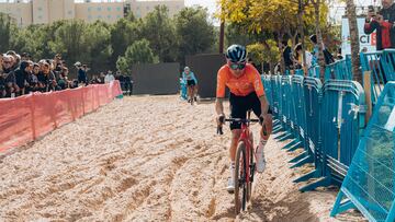 Tom Pidcock, durante su reconocimiento al circuito de Benidorm.