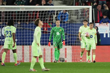 Los jugadores del Barça, al encajar uno de los cuatro goles de Osasuna.