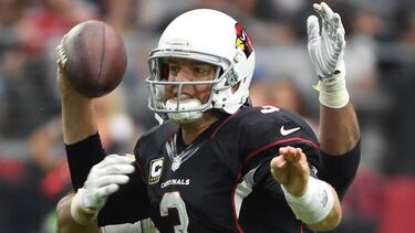GLENDALE, AZ - OCTOBER 02: Quarterback Carson Palmer #3 of the Arizona Cardinals looks to make a pass in front a Los Angeles Rams defender during the second half of the NFL game at University of Phoenix Stadium on October 2, 2016 in Glendale, Arizona. Norm Hall/Getty Images/AFP
== FOR NEWSPAPERS, INTERNET, TELCOS & TELEVISION USE ONLY ==