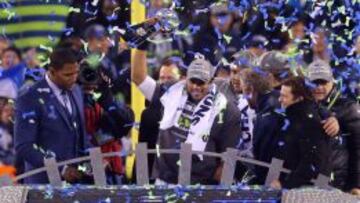 Russell Wilson, quarterback de los Seattle Seahawks (3) sostiene el trofeo Vince Lombardi que acredita a su equipo como nuevo campeón.