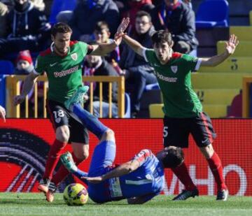 El jugador del Levante David BarraL, en el suelo, los jugadores del Atheltic de Bilbao Carlos Gurpegui, y Andoni Iraola, durante el partido de la vigésimo primera jornada de la Liga BBVA que ambos equipos disputaron hoy en el estadio Ciudad de Valencia.