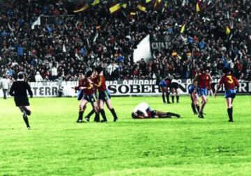 Despu谷s de anotar el transcendental 12-1, se vivivieron cuatro minutos interminables de emoci車n, tensi車n, suspense y cuando el turco G?rksel pit車 el final del partido, la euf車ria se desat車 en el terreno de juego. Poli Rinc車n hizo cuatro dianas y fue uno de los h谷roes del partido. Por eso no dud車 en agarrar el bal車n y llev芍rselo a casa.