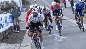 El ciclista franc&eacute;s del Quick-Step Julian Alaphilippe ataca durante la Omloop Het Nieuwsblad 2021.