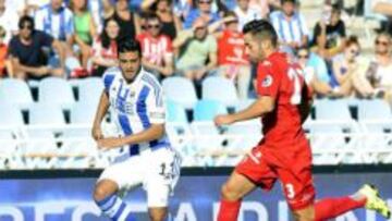 Vela y Reyes completaron 90 minutos en el empate de la Real