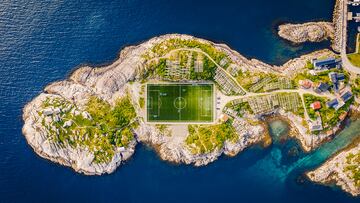 El terreno de juego se utiliza únicamente para partidos de fútbol amateur. Pero,  además, su estructura lateral tiene otra función muy especial: secar el bacalao de los pescadores de la zona. Dicho bacalao está considerado como uno de los mejores del mundo.