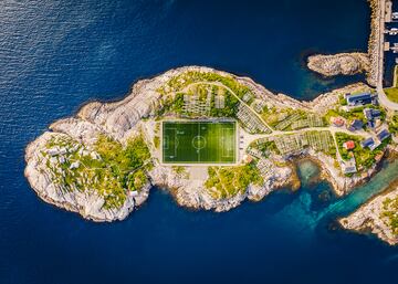 El terreno de juego se utiliza únicamente para partidos de fútbol amateur. Pero,  además, su estructura lateral tiene otra función muy especial: secar el bacalao de los pescadores de la zona. Dicho bacalao está considerado como uno de los mejores del mundo.