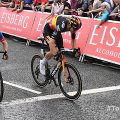 Triplete de Van Aert en otro buen final de Serrano, cuarto