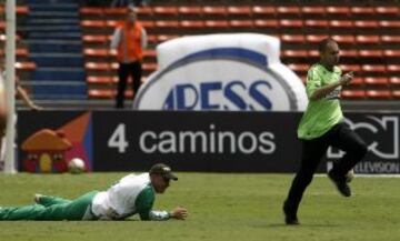 Un aficionado ingresó al campo de juego del Atanasio