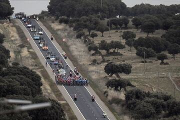 El pelot¨®n durante la etapa de hoy.