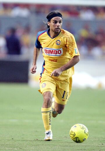 Vistió los colores del Cruz Azul, pasó por Pachuca y después estuvo un torneo con los de Coapa. Su único gol fue frente a los Pumas.