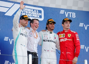 El piloto británico celebra su victoria en Sochi.