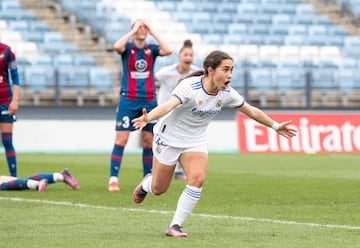 Lorena Navarro celebra un gol con el Real Madrid. 