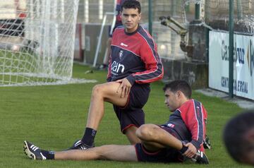 Miguel y Javier Flaño hermanos gemelos compartieron vestuario en el Osasuna. Miguel jugó 15 años en Osasuna, Javier jugó en varios equipos españoles, Numancia, Elche y Mirandés antes de regresar a Osasuna. Actualmente entrenan en las categorías inferiores de Osasuna