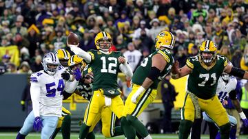 GREEN BAY, WISCONSIN - NOVEMBER 13: Aaron Rodgers #12 of the Green Bay Packers throws a touchdown pass during the fourth quarter against the Dallas Cowboys at Lambeau Field on November 13, 2022 in Green Bay, Wisconsin.   Stacy Revere/Getty Images/AFP