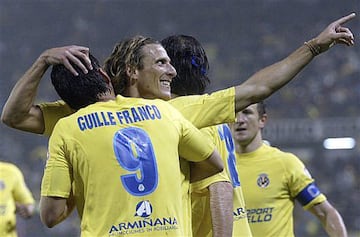 El delantero mexicano coincidió con su colega uruguayo en el Villarreal, equipo el cual llegó a semifinales de Champions League en 2006.
