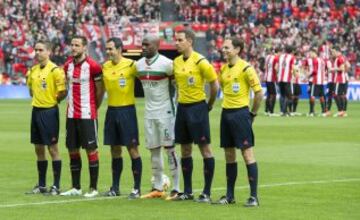 El árbitro Velasco Carballo acompañado por sus asistentes Alonso Fernández y Álvarez Moreno, el cuarto árbitro Pérez Muley y los capitanes Gurpegui y Babin. 