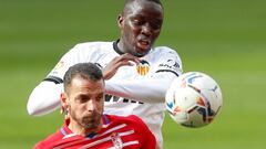 Soldado y Diakhaby, durante el Valencia - Granada.