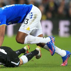 Yerry Mina se quedaría sin jugar el resto de la temporada