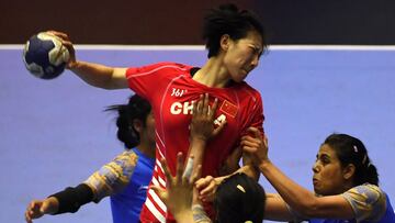 Lin Yanqun intenta lanzar durante un partido de la selección de China de balonmano femenino.
