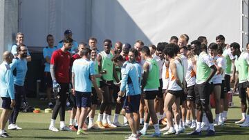 La plantilla del Valencia, antes del entrenamiento.