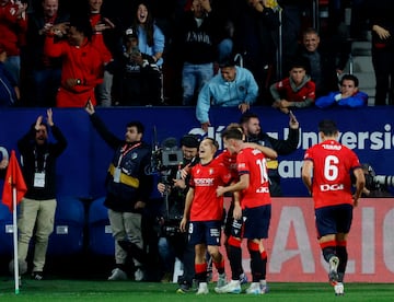 2-0. Bryan Zaragoza celebra el tanto que anota en el minuto 27 de partido con sus compañeros.