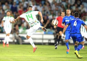 El delantero argelino del Córdoba, Nabil Ghilas, intenta controlar el balón ante el defensa del Getafe, Emilio Daniel Velázquez.