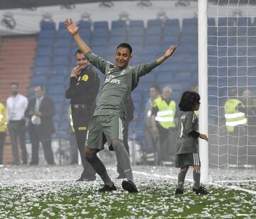 La fiesta continuó en el Bernabéu. Keylor Navas.