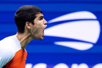 Carlos Alcaraz llega a las primeras semifinales de Grand Slam de su carrera, tras vencer en un histórico partido de cuartos frente a Jannik Sinner. El partido ha acabado 6-3, 6-7(7), 6-7(0), 7-5, 6-3.