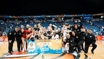 Las jugadoras de la selección española de baloncesto celebran su pase al Mundial 2026.