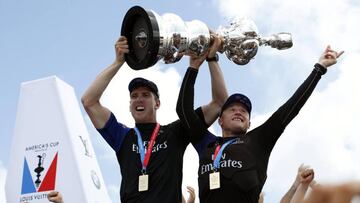 Peter Burling  y Glenn Ashby, levantan en Hamilton (Bermudas) el trofeo de vencedores de la 35&ordf; Copa Am&eacute;rica.