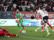 Futbol, Colo Colo vs Union La Calera
Fecha 3, Liga de Primera 2026.
El jugador de Colo Colo Maximiliano Romero, derecha, marca un gol contra Union La Calera durante un partido de primera disputado en el estadio Monumental en Santiago, Chile.
15/02/2026
Felipe Zanca/Photosport
Football, Colo Colo vs Union La Calera
3tst turn, 2026 First division league.
Colo ColoÕs player Maximiliano Romero, right, scores against Union La Calera during a first division match at the Monumental stadium in Santiago, Chile.
15/02/2026
Felipe Zanca/Photosport