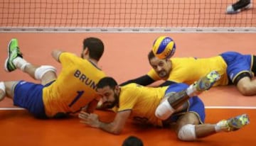 Jugadores de voleyball del equipo brasileño por los suelos. 