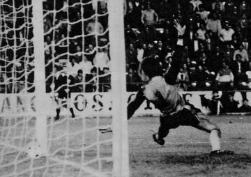 Cuando faltaba un cuarto de hora para el final del encuentro y aún faltaban cuatro tantos para ganar la clasificación para la fase final de la Eurocopa, Santillana volvió a las andadas. Gordillo, una vez más, se internó por su banda driblando a contrarios, acrobáticamente, electrizantemente y peligrosamente, y su centro fue rematado por Santillana, que establecía así el 9-1