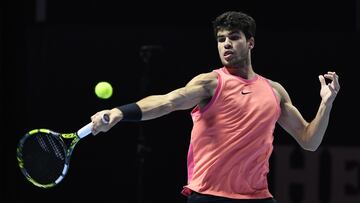 Carlos Alcaraz, en acción contra Holger Rune en el Six Kings Slam de Riad.