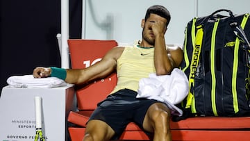 El español Carlos Alcaraz se lamenta tras sufrir una lesión durante su partido contra contra el brasileño Thiago Monteiro en el Abierto de Tenis de Río de Janeiro.