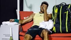 El español Carlos Alcaraz se lamenta tras sufrir una lesión durante su partido contra contra el brasileño Thiago Monteiro en el Abierto de Tenis de Río de Janeiro.