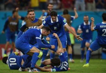 1-1. Sokratis Papastathopoulos y sus compañeros celebran el gol del empate marcado en el minuto 91.          