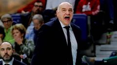 GRAF8285. MADRID, 06/01/2020.- El entrenador del Real Madrid, Pablo Laso, da instrucciones durante el partido de Liga Endesa ante el Valencia Basket, que se disputa este lunes en el Wizink Center. EFE/ Chema Moya