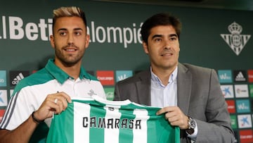 GRA388. SEVILLA, 29/06/2017.- El centrocampista Víctor Camarasa, exjugador del Levante, de 23 años y que la pasada campaña estuvo cedido en el Alavés, junto al presidente del Real Betis, Ángel Haro (d), sujetan la camiseta con su nombre durante su presentación hoy como nuevo jugador del club bético. EFE/Julio Muñoz