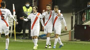 Andr&eacute;s Mart&iacute;n, del Rayo, celebra uno de sus tantos con sus compa&ntilde;eros.