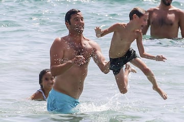 El exentrenador argentino del Real Madrid se encuentra disfrutando de las playas ibicencas en compañía de sus hijos y familia.