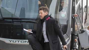 Simeone, con una maleta a punto de subir al autobús en una concentración del Atlético.