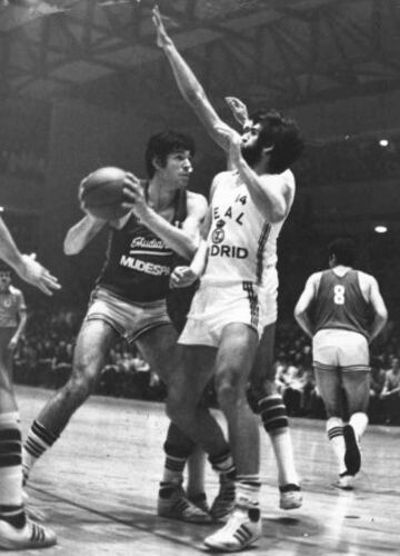 Debutó en el Estudiantes en la temporada 79-80. Estuvo en el conjunto colegial hasta 1981.