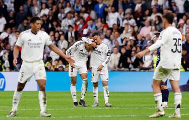 Lucas Vázquez, capitán hoy del Real Madrid, celebra con Mbappé el gol de su compañero francés.