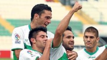 <b>CELEBRACIÓN. </b>Los jugadores del Elche felicitan a Usero tras marcar el primer gol de la tarde, ayer, en el Martínez Valero.