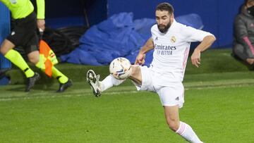 Dani Carvajal controla el balón en el Eibar-Real Madrid de LaLiga Santander.
