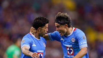 AME3862. GUADALAJARA (MÉXICO), 29/03/2025.- José Rivero (i) de Cruz Azul celebra un gol este sábado, en un partido de la jornada 13 del Torneo Clausura 2025 de la Liga MX entre Deportivo Guadalajara y Cruz Azul en el estadio Jalisco, en Guadalajara (México). EFE/Francisco Guasco
